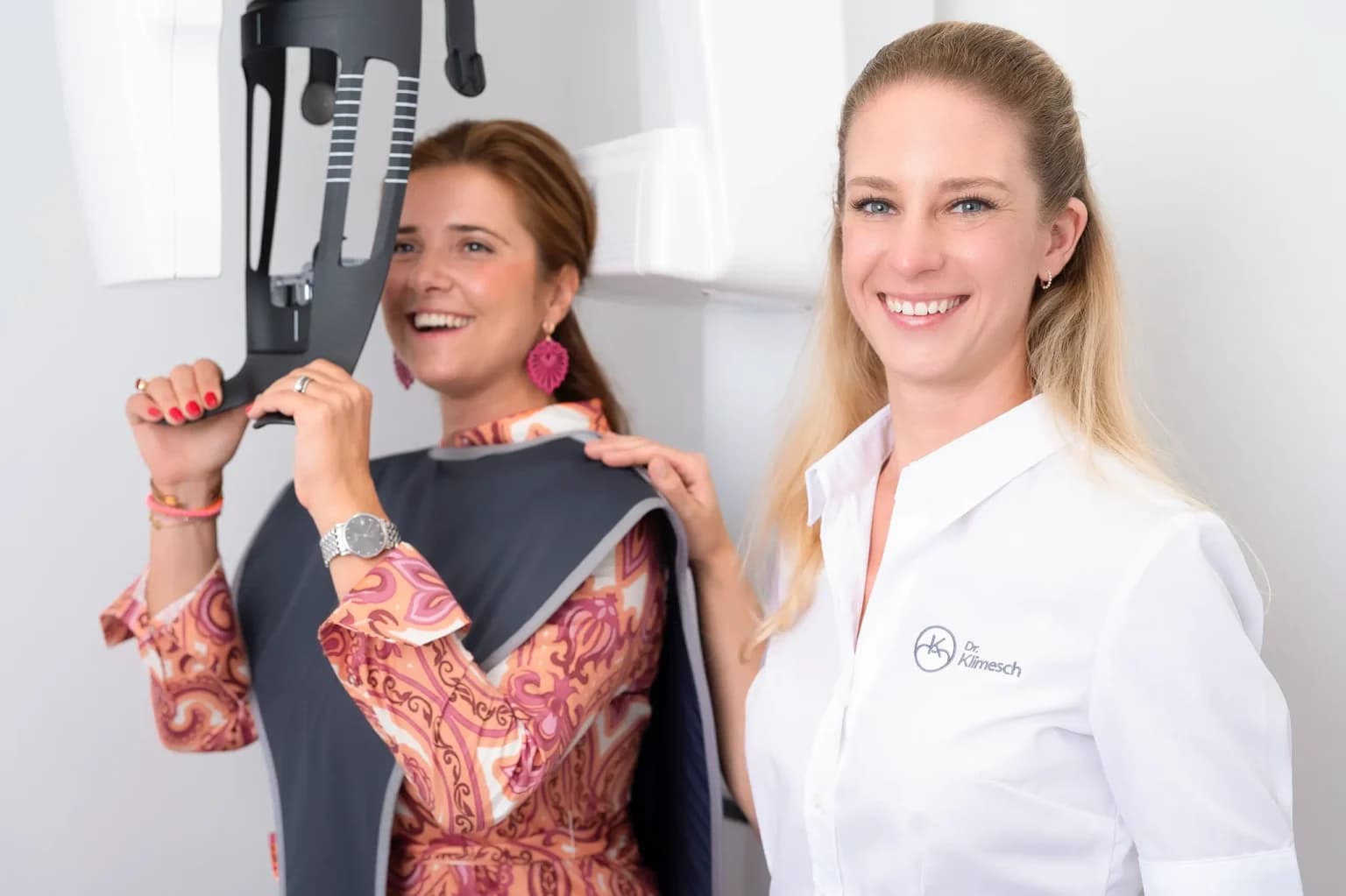 Patientin im Röntgenraum der Ordination von Dr. Koralie Klimesch