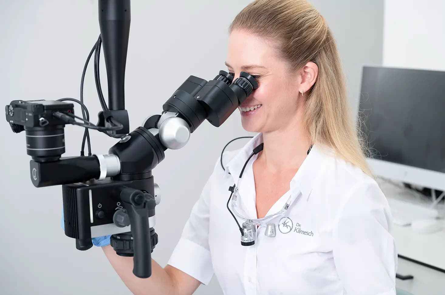 Dr. Koralie Klimesch am Dentalmikroskop bei der Wurzelbehandlung