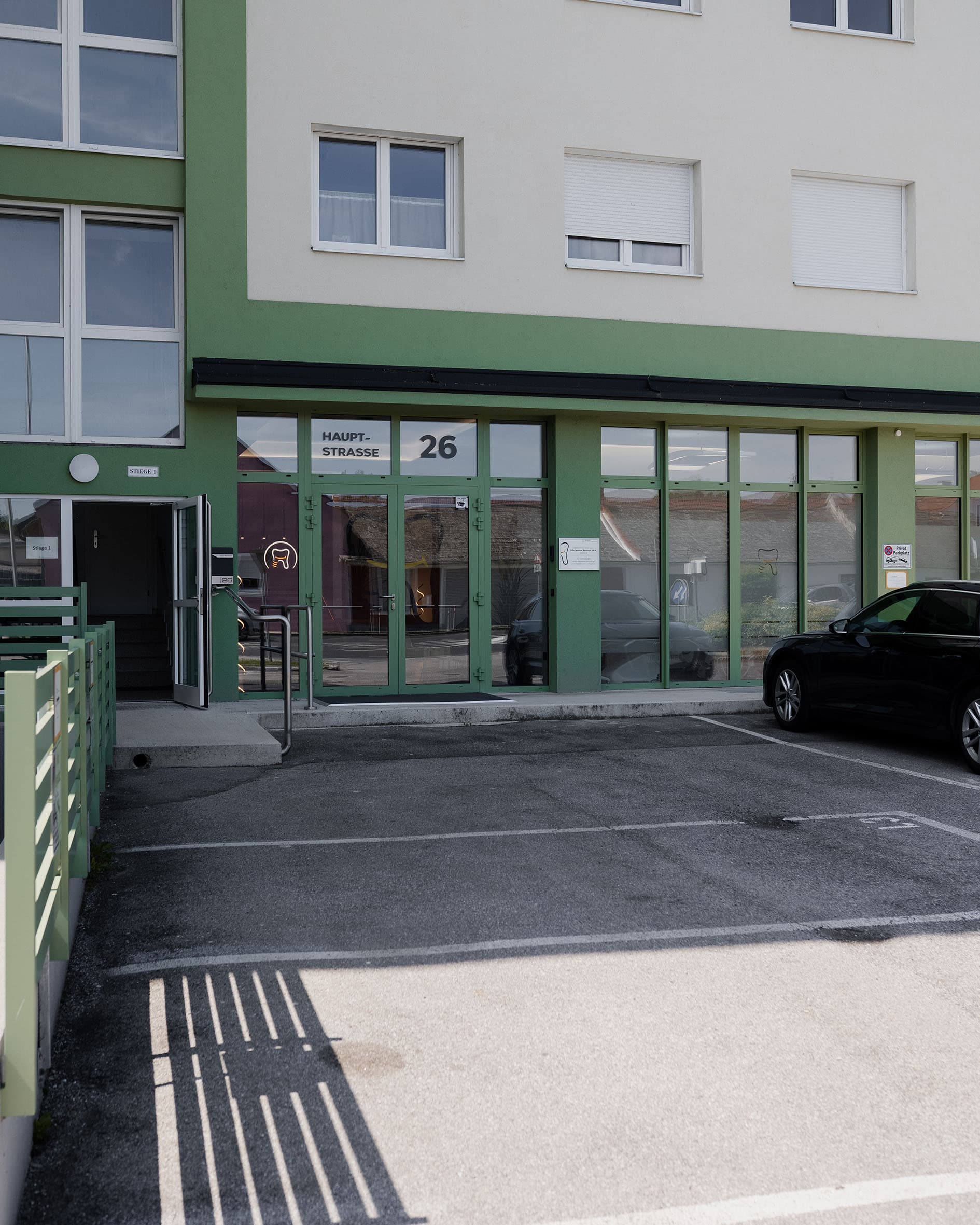 Reinisch Zentrum mit Privatparkplätzen in der Hauptstraße 26